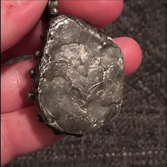 Yellow orangy Genuine Labradorite leather necklace - Picture 7 of 8